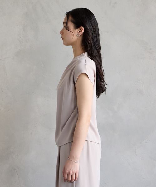 AIMER（エメ）の「ダブルクロスドレープフレンチスリーブブラウス（シャツ/ブラウス・レディース・ベージュ/ネイビー・MEDIUM）」の12枚目の写真