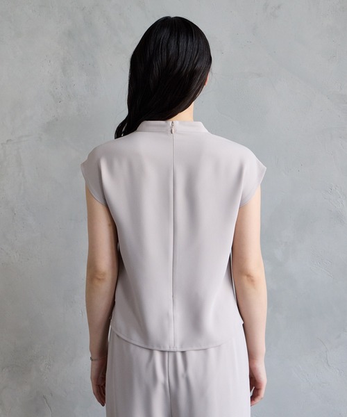 AIMER（エメ）の「ダブルクロスドレープフレンチスリーブブラウス（シャツ/ブラウス・レディース・ベージュ/ネイビー・MEDIUM）」の13枚目の写真