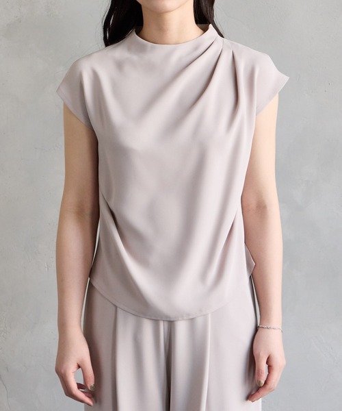 AIMER（エメ）の「ダブルクロスドレープフレンチスリーブブラウス（シャツ/ブラウス・レディース・ベージュ/ネイビー・MEDIUM）」の14枚目の写真