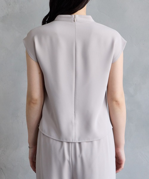 AIMER（エメ）の「ダブルクロスドレープフレンチスリーブブラウス（シャツ/ブラウス・レディース・ベージュ/ネイビー・MEDIUM）」の15枚目の写真