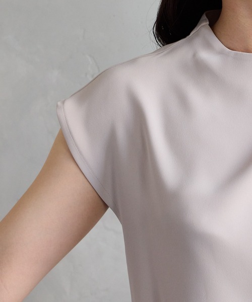 AIMER（エメ）の「ダブルクロスドレープフレンチスリーブブラウス（シャツ/ブラウス・レディース・ベージュ/ネイビー・MEDIUM）」の16枚目の写真