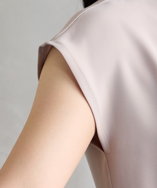 AIMER（エメ）の「ダブルクロスドレープフレンチスリーブブラウス（シャツ/ブラウス・レディース・ベージュ/ネイビー・MEDIUM）」の17枚目の写真