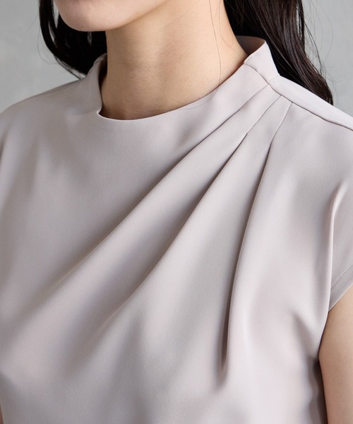 AIMER（エメ）の「ダブルクロスドレープフレンチスリーブブラウス（シャツ/ブラウス・レディース・ベージュ/ネイビー・MEDIUM）」の18枚目の写真