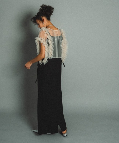 et.UNiVER(エトユニベール)の「Frill big shiape setup(ドレス・レディース・ピンクベージュ/チャコール/ブラック×ベージュ・LARGE/MEDIUM/SMALL)」の7枚目の写真