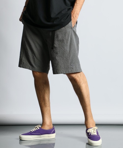 The DUFFER of ST.GEORGE(ザダファーオブセントジョージ)の「PIGMENT DYE SEERSUCKER CAMP SHORTS:顔料プリント加工 シアサッカー キャンプショーツ(その他パンツ・メンズ・グレー/カーキ/ネイビー・MEDIUM/LARGE/X-LARGE)」の1枚目の写真