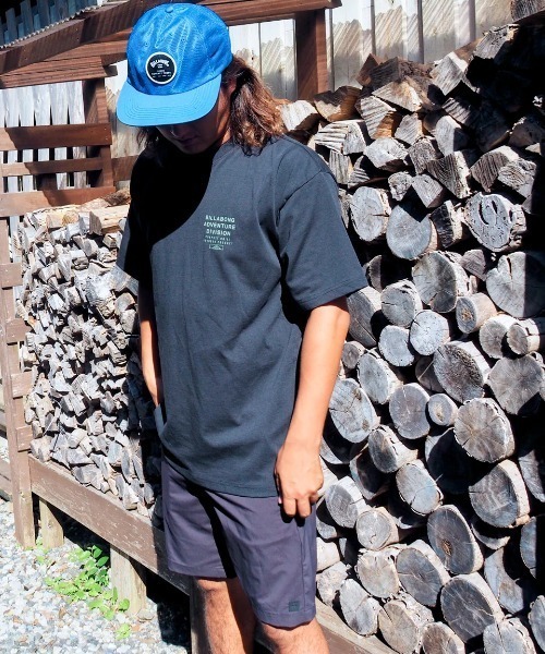 BILLABONG(ビラボン)の「BILLABONG メンズ 【A/DIV.】 ADIV LOGO 2.0 Tシャツ 【2025年夏モデル】/ビラボンバックプリント半袖Tシャツ(Tシャツ/カットソー・メンズ・ホワイト/ブラック/モスグリーン・MEDIUM/LARGE/X-LARGE)」の9枚目の写真