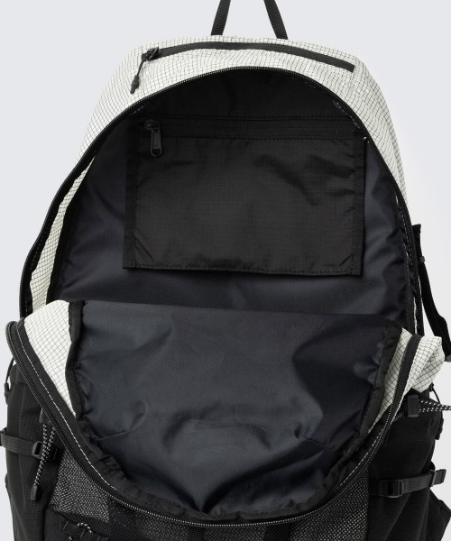 WILD THINGS(ワイルドシングス)の「WILD THINGS MINIMALIST SPECTRA BACKPACK(ワイルドシングス ミニマリスト スペクトラ バックパック)(バックパック/リュック・メンズ・ホワイト/ブラック・FREE)」の4枚目の写真