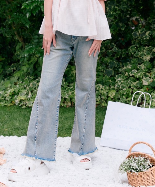 OLIVE des OLIVE（オリーブデオリーブ）の「【美シルエット/着痩せ】スタッズ付きストレッチデニムパンツ（デニムパンツ・レディース・ブルー/ブラック・SMALL/MEDIUM）」の2枚目の写真