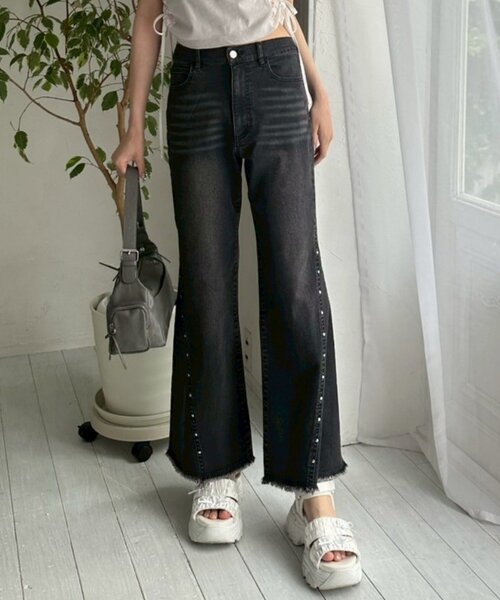 OLIVE des OLIVE（オリーブデオリーブ）の「【美シルエット/着痩せ】スタッズ付きストレッチデニムパンツ（デニムパンツ・レディース・ブルー/ブラック・SMALL/MEDIUM）」の4枚目の写真