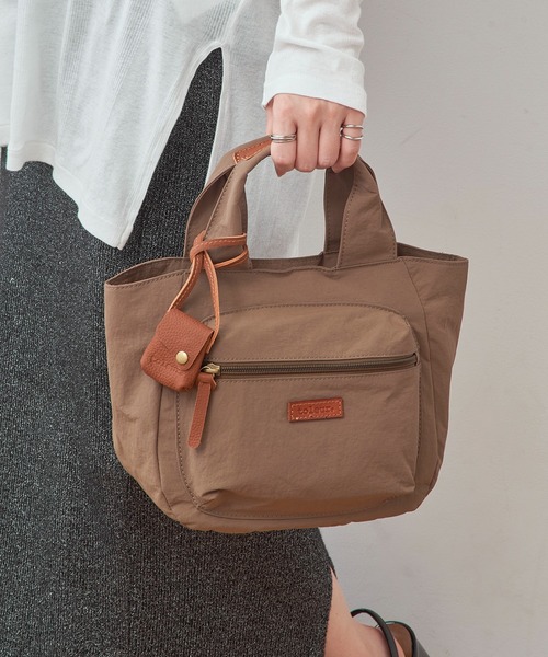 toleur（トーラ）の「【toleur】リンクルナイロンCトート 11993（トートバッグ・レディース・ブラック/レッド/オリーブ/ブラウン・FREE）」の2枚目の写真