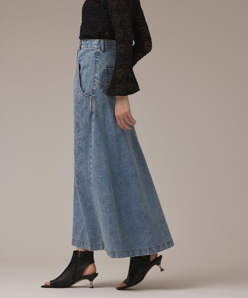 GRACE CONTINENTAL（グレースコンチネンタル）の「エンボスデニムスカート（デニムスカート・レディース・ブルー・38/36）」の2枚目の写真