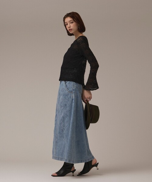 GRACE CONTINENTAL（グレースコンチネンタル）の「エンボスデニムスカート（デニムスカート・レディース・ブルー・38/36）」の5枚目の写真