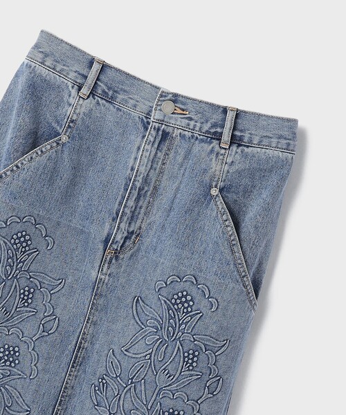 GRACE CONTINENTAL（グレースコンチネンタル）の「エンボスデニムスカート（デニムスカート・レディース・ブルー・38/36）」の9枚目の写真