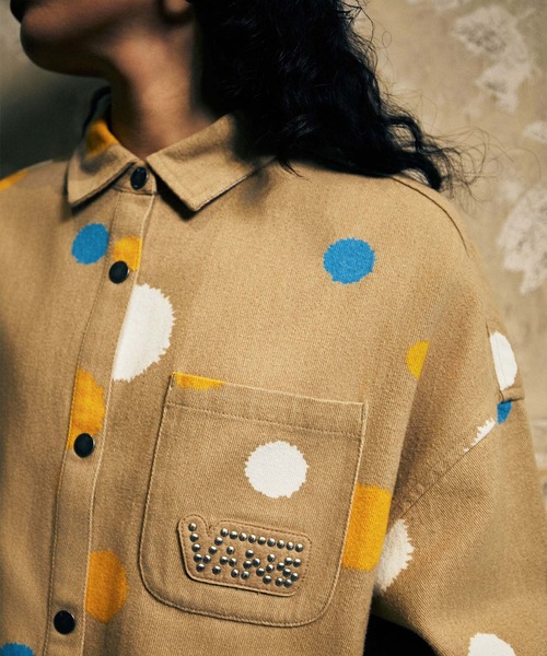 VANS（バンズ）の「ZHANG QUAN ウィメンズ シャツジャケット（ブルゾン・レディース・イエロー系その他・X-SMALL/X-LARGE/SMALL/MEDIUM/LARGE）」の2枚目の写真