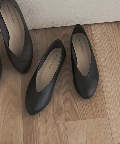 URBAN RESEARCH DOORS(アーバンリサーチドアーズ)の「Vカットパンプス(パンプス・レディース・ブラック/ブラウン・35/38/37/36)」の2枚目の写真