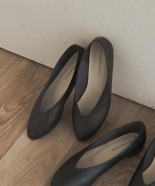URBAN RESEARCH DOORS(アーバンリサーチドアーズ)の「Vカットパンプス(パンプス・レディース・ブラック/ブラウン・35/38/37/36)」の5枚目の写真