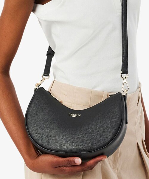 LACOSTE（ラコステ）の「シャンゼリゼ レザーハーフムーンショルダーバッグ（ショルダーバッグ・レディース・ブラック/ピンクベージュ/サンドベージュ・FREE）」の2枚目の写真