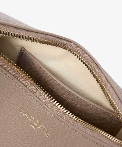 LACOSTE（ラコステ）の「シャンゼリゼ レザーハーフムーンショルダーバッグ（ショルダーバッグ・レディース・ブラック/ピンクベージュ/サンドベージュ・FREE）」の11枚目の写真