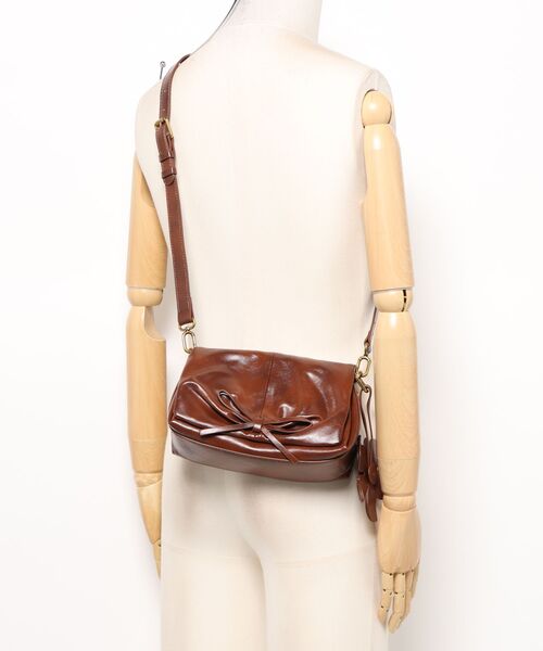 Desigual（デシグアル）の「フラワーモチーフ付きギャザーハンドルショルダーバッグ（ハンドバッグ・レディース・ブラウン・FREE）」の6枚目の写真