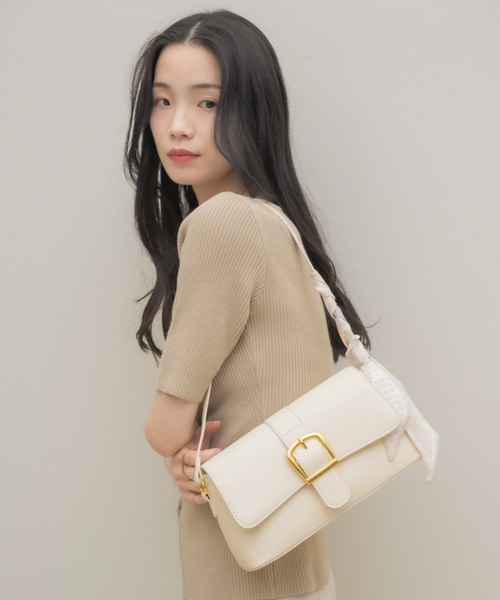 NEUNA(ヌナ)の「【スカーフ付き!】ビッグベルテッドショルダーバッグ(ショルダーバッグ・レディース・アイボリー/ブラック・FREE)」の2枚目の写真