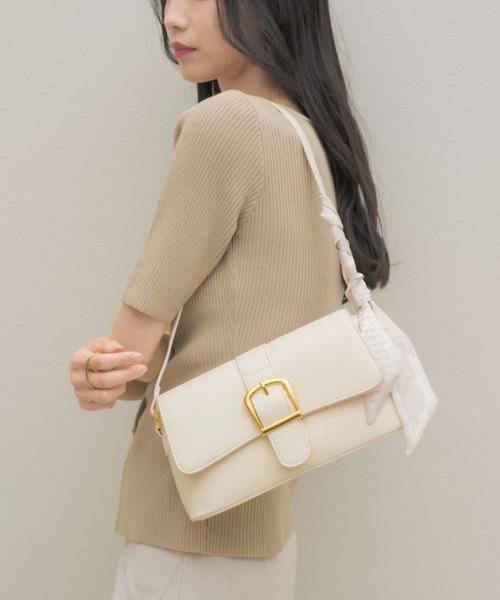 NEUNA(ヌナ)の「【スカーフ付き!】ビッグベルテッドショルダーバッグ(ショルダーバッグ・レディース・アイボリー/ブラック・FREE)」の4枚目の写真