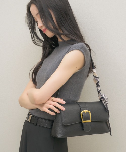 NEUNA(ヌナ)の「【スカーフ付き!】ビッグベルテッドショルダーバッグ(ショルダーバッグ・レディース・アイボリー/ブラック・FREE)」の6枚目の写真