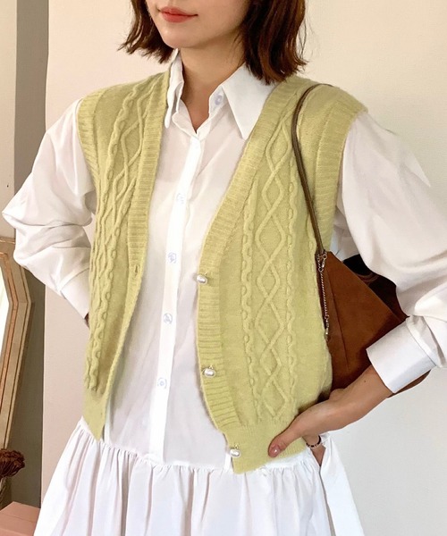 Teem Store(チームストア)の「パールボタンVネックケーブルニットベスト(ニット/セーター・レディース・ベージュ/ブラック/アイボリー/グレー・F)」の1枚目の写真