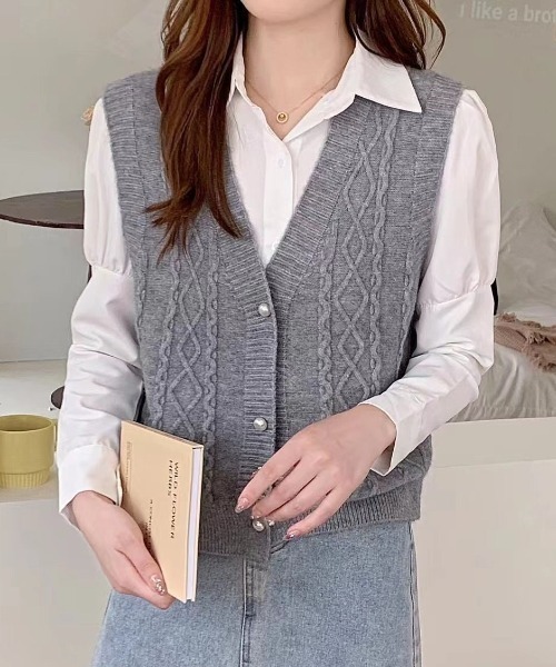 Teem Store(チームストア)の「パールボタンVネックケーブルニットベスト(ニット/セーター・レディース・ベージュ/ブラック/アイボリー/グレー・F)」の4枚目の写真