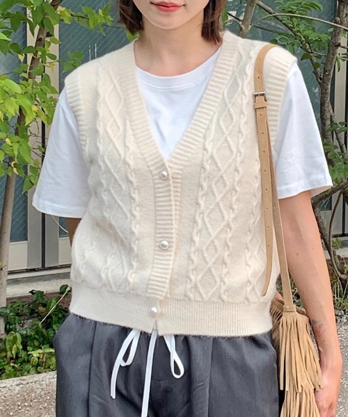 Teem Store(チームストア)の「パールボタンVネックケーブルニットベスト(ニット/セーター・レディース・ベージュ/ブラック/アイボリー/グレー・F)」の2枚目の写真