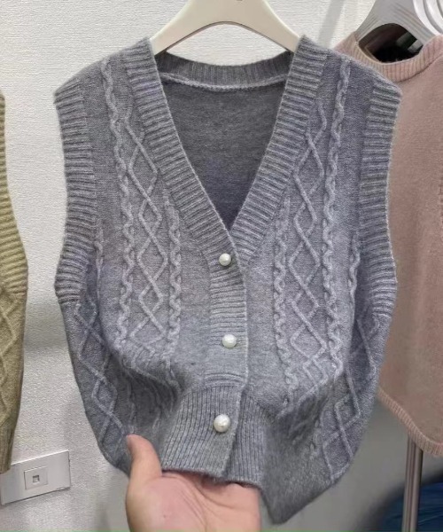 Teem Store(チームストア)の「パールボタンVネックケーブルニットベスト(ニット/セーター・レディース・ベージュ/ブラック/アイボリー/グレー・F)」の15枚目の写真