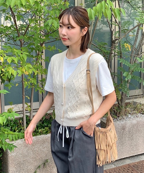 Teem Store(チームストア)の「パールボタンVネックケーブルニットベスト(ニット/セーター・レディース・ベージュ/ブラック/アイボリー/グレー・F)」の11枚目の写真