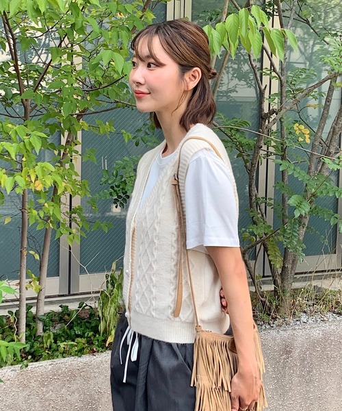 Teem Store(チームストア)の「パールボタンVネックケーブルニットベスト(ニット/セーター・レディース・ベージュ/ブラック/アイボリー/グレー・F)」の10枚目の写真