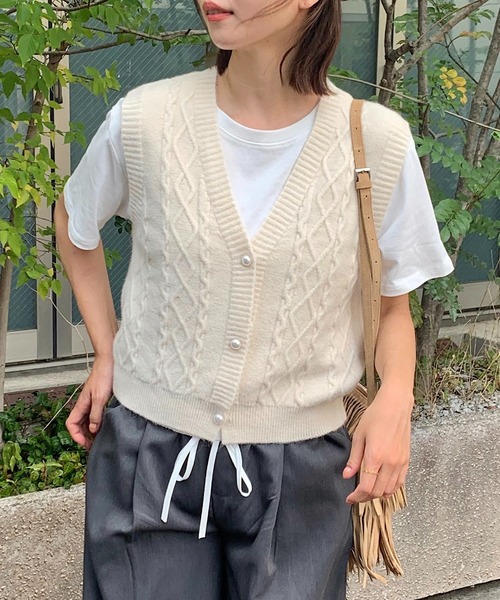 Teem Store(チームストア)の「パールボタンVネックケーブルニットベスト(ニット/セーター・レディース・ベージュ/ブラック/アイボリー/グレー・F)」の19枚目の写真