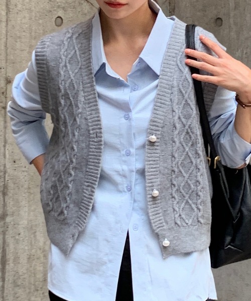 Teem Store(チームストア)の「パールボタンVネックケーブルニットベスト(ニット/セーター・レディース・ベージュ/ブラック/アイボリー/グレー・F)」の8枚目の写真