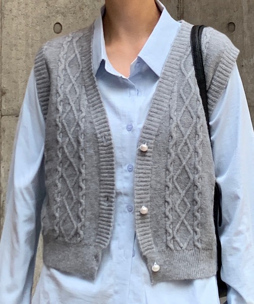 Teem Store(チームストア)の「パールボタンVネックケーブルニットベスト(ニット/セーター・レディース・ベージュ/ブラック/アイボリー/グレー・F)」の7枚目の写真
