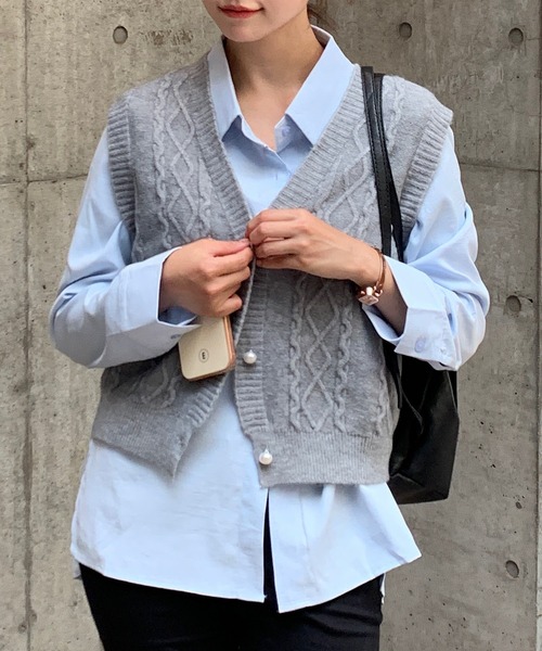 Teem Store(チームストア)の「パールボタンVネックケーブルニットベスト(ニット/セーター・レディース・ベージュ/ブラック/アイボリー/グレー・F)」の6枚目の写真