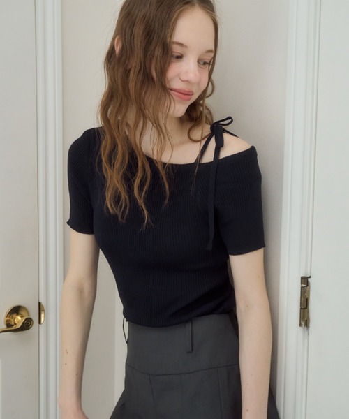 One-shoulder ribbon tops — топ с одной лямкой и бантом