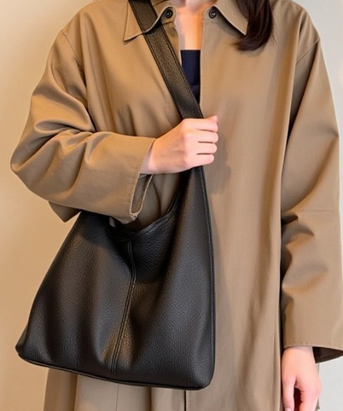 cammie(キャミー)の「フェイクレザートライアングルトートバッグ(トートバッグ・レディース・ブラック/ブラウン・F)」の4枚目の写真