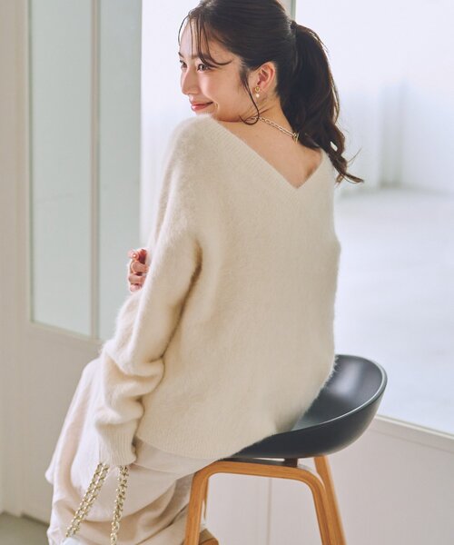 La boutique BonBon（ラブティックボンボン）の「【今すぐお届け！】ヘアリーウールカシミヤ混ストレッチ前後２WAYニット（ニット/セーター・レディース・ピンク/ダークグレー/オフホワイト・FREE）」の2枚目の写真