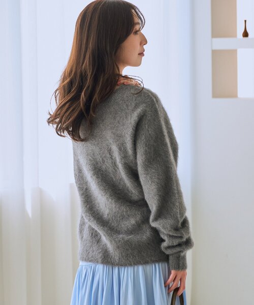 La boutique BonBon（ラブティックボンボン）の「【今すぐお届け！】ヘアリーウールカシミヤ混ストレッチ前後２WAYニット（ニット/セーター・レディース・ピンク/ダークグレー/オフホワイト・FREE）」の10枚目の写真