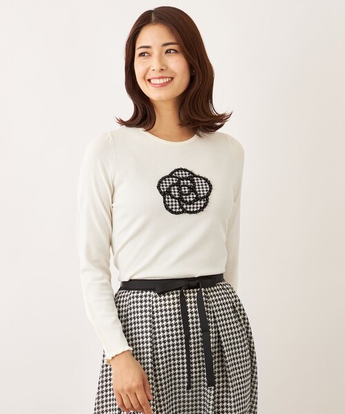 TO BE CHIC(トゥー ビー シック)の「千鳥カメリアモチーフ ニット(ニット/セーター・レディース・ブラック/オフホワイト・40/42)」の1枚目の写真