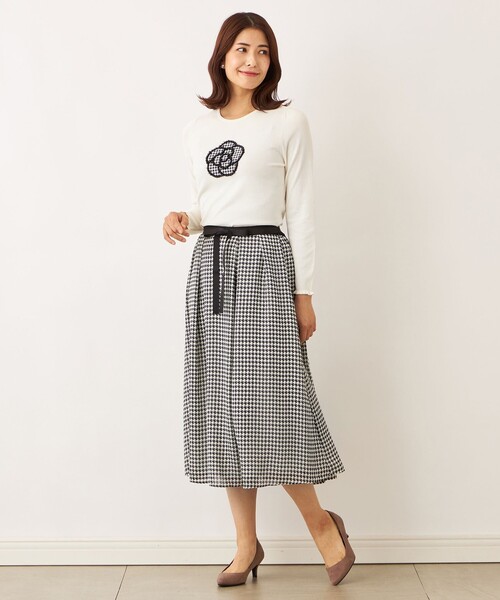 TO BE CHIC(トゥー ビー シック)の「千鳥カメリアモチーフ ニット(ニット/セーター・レディース・ブラック/オフホワイト・40/42)」の11枚目の写真