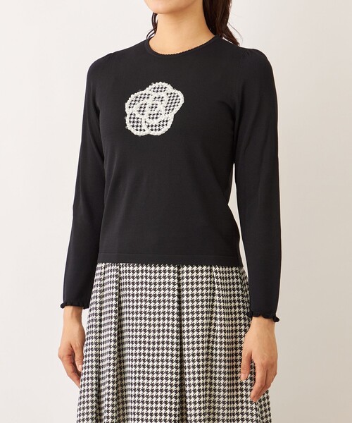 TO BE CHIC(トゥー ビー シック)の「千鳥カメリアモチーフ ニット(ニット/セーター・レディース・ブラック/オフホワイト・40/42)」の7枚目の写真