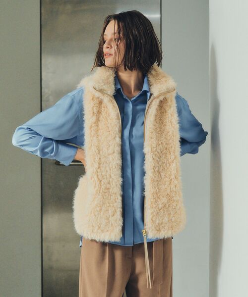 YECCA VECCA(イェッカヴェッカ)の「カーリーファーZIPジレ(ベスト・レディース・ベージュ・FREE)」の4枚目の写真