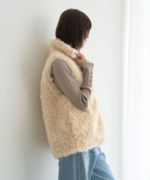 YECCA VECCA(イェッカヴェッカ)の「カーリーファーZIPジレ(ベスト・レディース・ベージュ・FREE)」の16枚目の写真