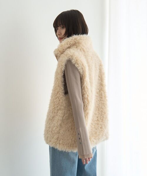 YECCA VECCA(イェッカヴェッカ)の「カーリーファーZIPジレ(ベスト・レディース・ベージュ・FREE)」の17枚目の写真