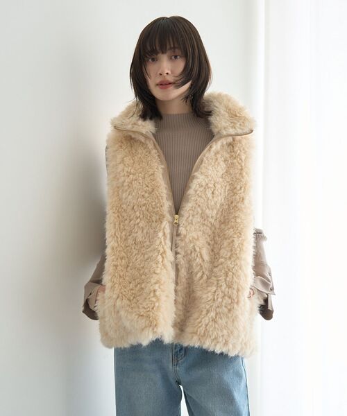 YECCA VECCA(イェッカヴェッカ)の「カーリーファーZIPジレ(ベスト・レディース・ベージュ・FREE)」の1枚目の写真