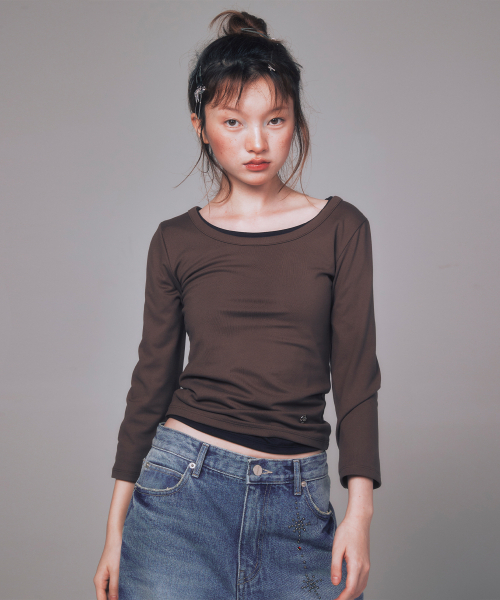 YOUHEE(ユヒ)の「BASIC U-NECK QUARTER SLEEVE BROWN(Tシャツ/カットソー・レディース・その他・SMALL/MEDIUM)」の1枚目の写真