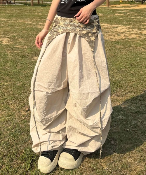 CERCA（チェルカ）の「【 MEMECLE / メメクル 】スターラップ ルーズ ナイロン パンツ（その他パンツ・レディース・ライトベージュ・LARGE）」の2枚目の写真