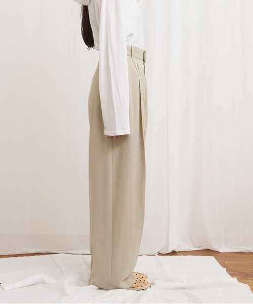 fig Ｌondon（フィグロンドン）の「3tuck pants（スラックス・レディース・ベージュ/ブラック・1/0）」の13枚目の写真